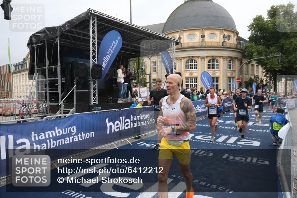 30.06.2024 - hella hamburg halbmarathon Michael Strokosch http://msf.ph/oto/6412212 30.06.2024 10:40:53 Ziel 1248, 1777, 2286, 2292, 3761, 4789, 5849, 6384, 6702, 7598, 8068, 8436, 8632, 10292 meine-sportfotos.de