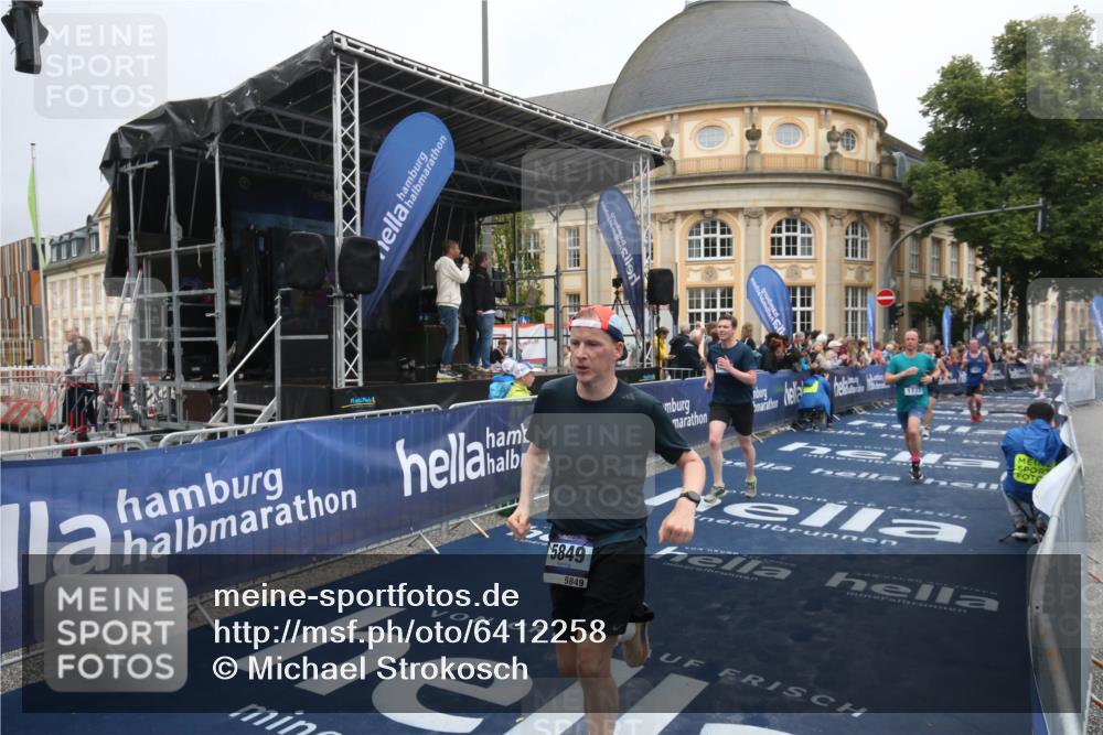 30.06.2024 - hella hamburg halbmarathon Michael Strokosch http://msf.ph/oto/6412258 30.06.2024 10:40:55 Ziel 1777, 2286, 2292, 3761, 4789, 5849, 6702, 7598, 8068, 8436, 10292 meine-sportfotos.de
