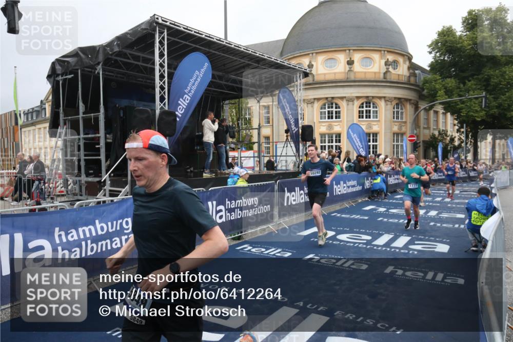 30.06.2024 - hella hamburg halbmarathon Michael Strokosch http://msf.ph/oto/6412264 30.06.2024 10:40:56 Ziel 1777, 2286, 3761, 4789, 5849, 6702, 7598, 8068, 10292 meine-sportfotos.de