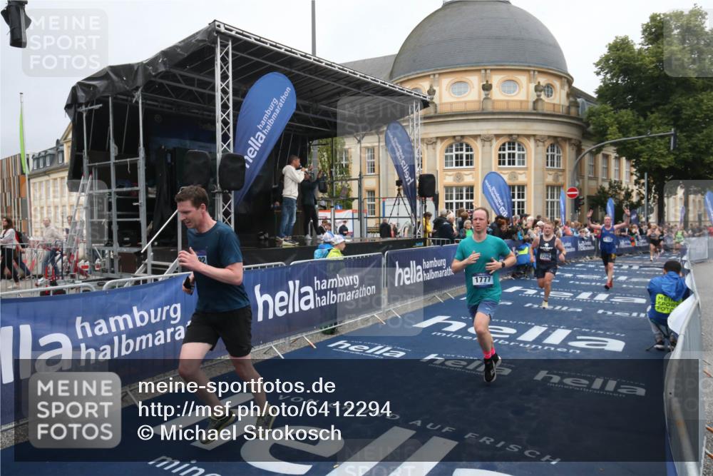 30.06.2024 - hella hamburg halbmarathon Michael Strokosch http://msf.ph/oto/6412294 30.06.2024 10:40:57 Ziel 1777, 2286, 3761, 5849, 6702, 7598, 10292, 10556, 12314 meine-sportfotos.de