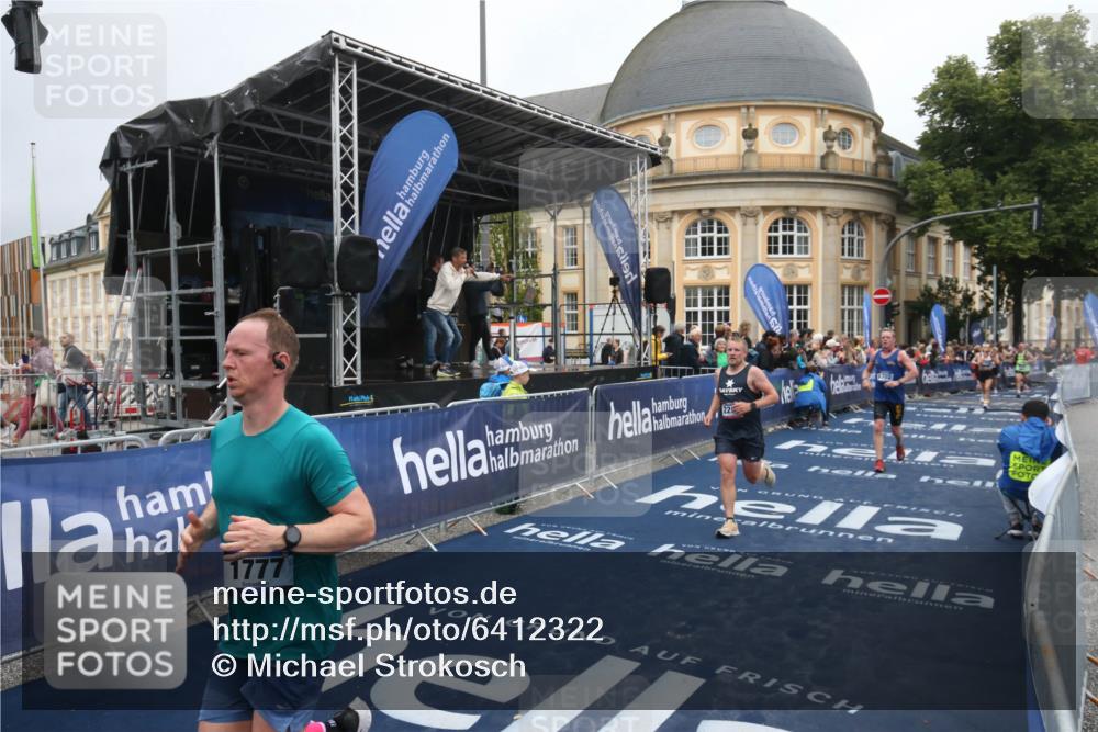 30.06.2024 - hella hamburg halbmarathon Michael Strokosch http://msf.ph/oto/6412322 30.06.2024 10:40:58 Ziel 1777, 2286, 6702, 8172, 10292, 10556, 12314 meine-sportfotos.de