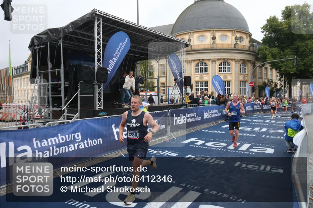30.06.2024 - hella hamburg halbmarathon Michael Strokosch http://msf.ph/oto/6412346 30.06.2024 10:40:59 Ziel 1777, 2286, 6702, 7923, 8172, 9952, 10292, 10405, 10556, 12314 meine-sportfotos.de