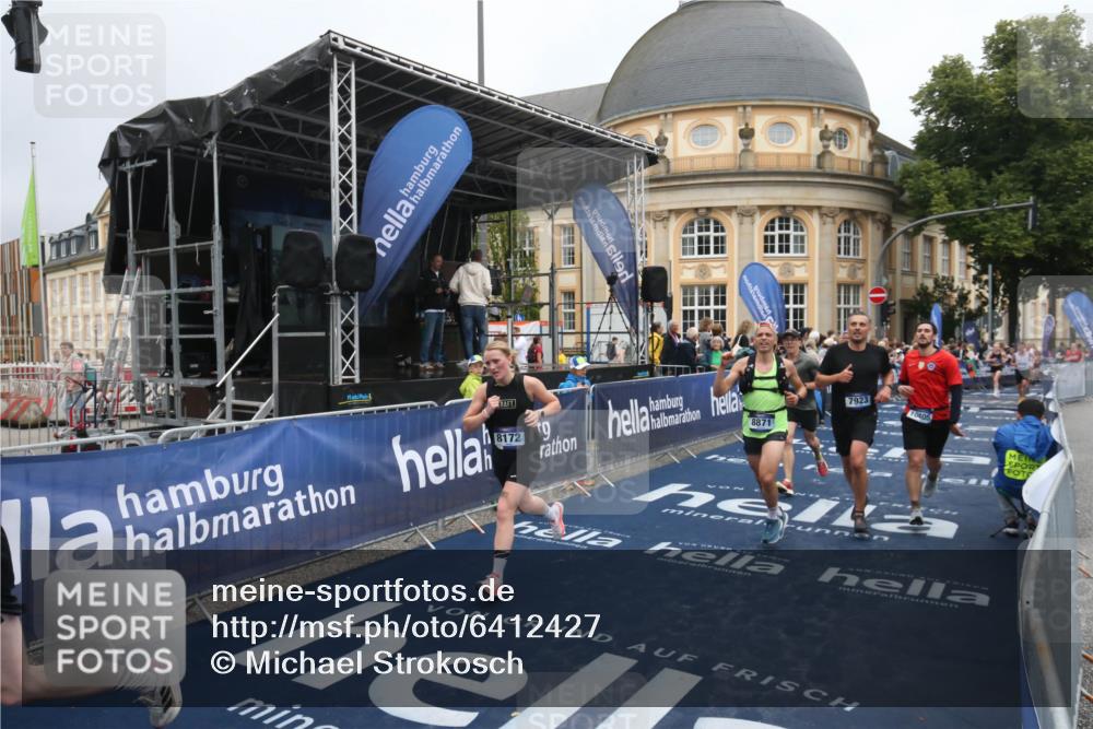 30.06.2024 - hella hamburg halbmarathon Michael Strokosch http://msf.ph/oto/6412427 30.06.2024 10:41:05 Ziel 5767, 6651, 7923, 7989, 8172, 8871, 8994, 9952, 10405, 10556, 12027, 12314 meine-sportfotos.de