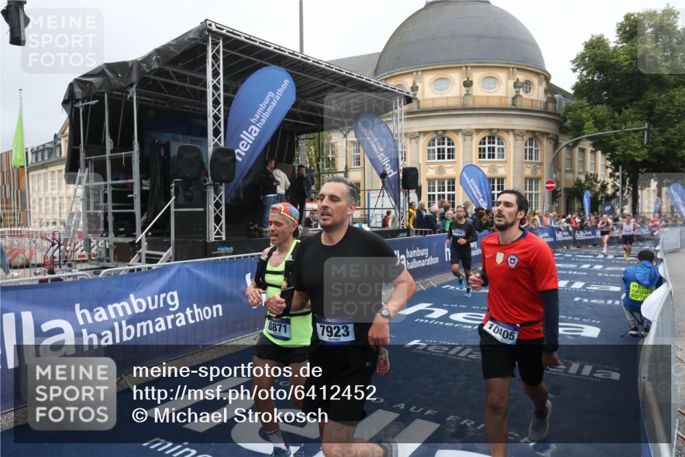 30.06.2024 - hella hamburg halbmarathon Michael Strokosch http://msf.ph/oto/6412452 30.06.2024 10:41:06 Ziel 5767, 6651, 7923, 7989, 8172, 8871, 8994, 9952, 10405, 10556, 12027, 12314 meine-sportfotos.de