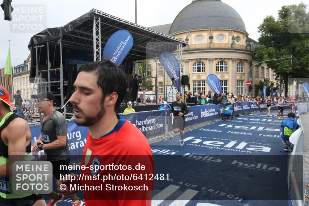 30.06.2024 - hella hamburg halbmarathon Michael Strokosch http://msf.ph/oto/6412481 30.06.2024 10:41:07 Ziel 5767, 6651, 7923, 7989, 8172, 8871, 8994, 9952, 10405, 12027 meine-sportfotos.de