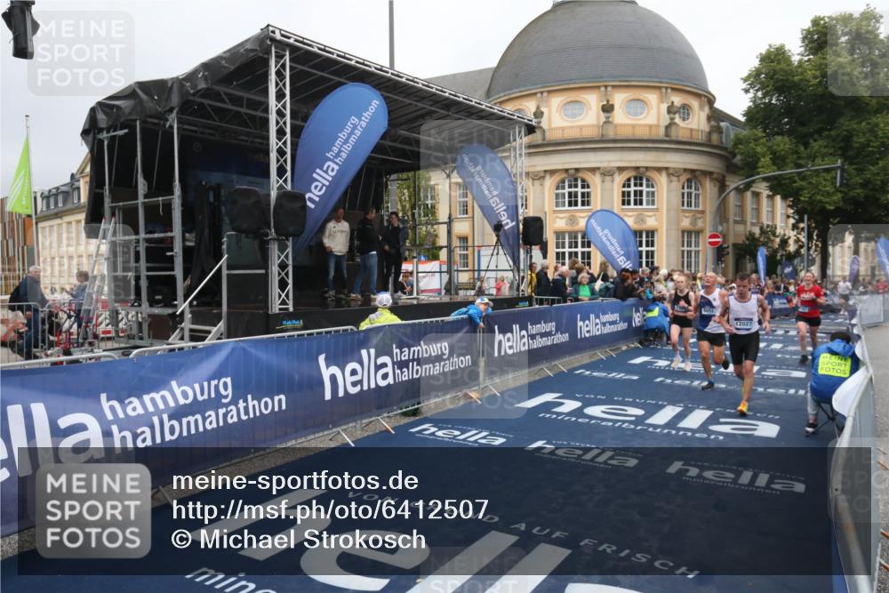30.06.2024 - hella hamburg halbmarathon Michael Strokosch http://msf.ph/oto/6412507 30.06.2024 10:41:09 Ziel 5767, 6651, 7989, 8871, 8994, 11401, 12027 meine-sportfotos.de