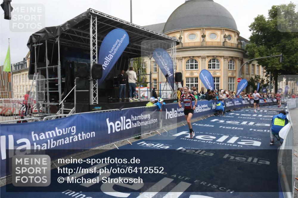 30.06.2024 - hella hamburg halbmarathon Michael Strokosch http://msf.ph/oto/6412552 30.06.2024 10:41:14 Ziel 971, 5767, 7989, 9642, 11401 meine-sportfotos.de