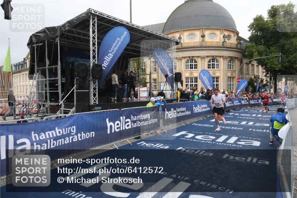 30.06.2024 - hella hamburg halbmarathon Michael Strokosch http://msf.ph/oto/6412572 30.06.2024 10:41:16 Ziel 971, 9642, 11401, 12119 meine-sportfotos.de