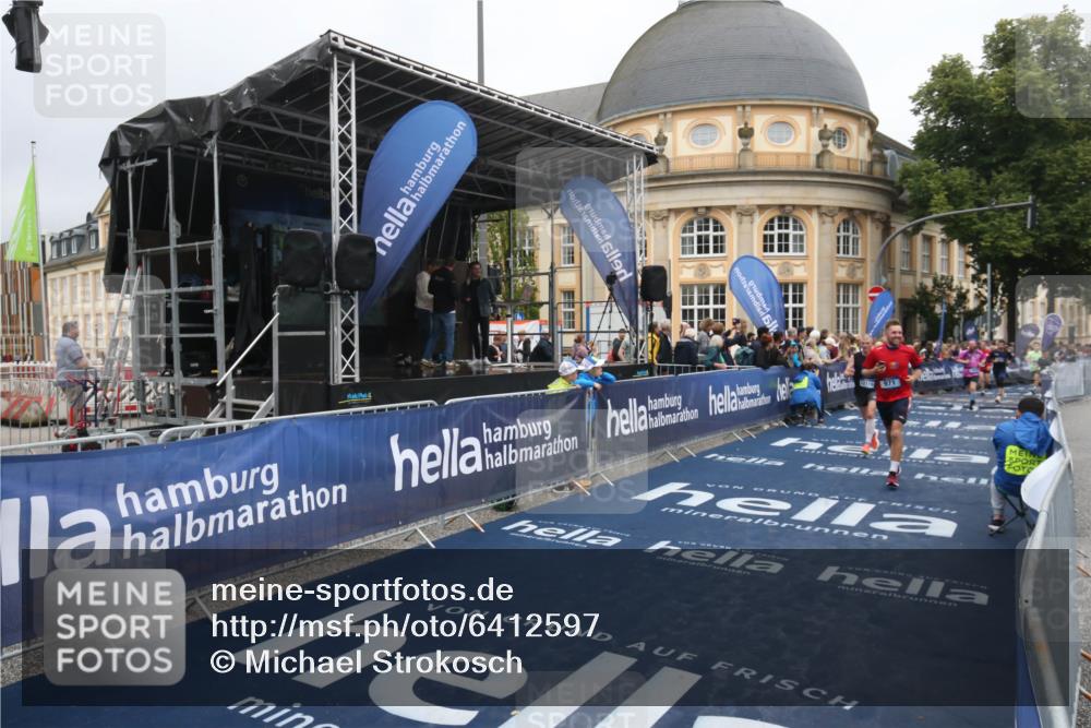30.06.2024 - hella hamburg halbmarathon Michael Strokosch http://msf.ph/oto/6412597 30.06.2024 10:41:19 Ziel 971, 9282, 9642, 9989, 10238, 10249, 12119 meine-sportfotos.de
