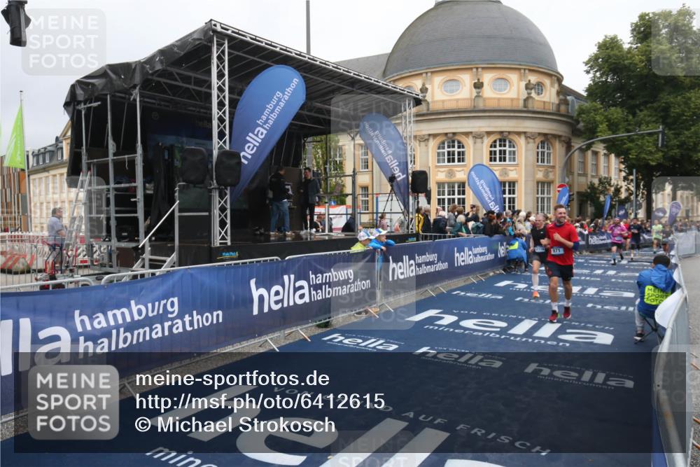 30.06.2024 - hella hamburg halbmarathon Michael Strokosch http://msf.ph/oto/6412615 30.06.2024 10:41:20 Ziel 971, 9282, 9642, 9989, 10238, 10249, 12119 meine-sportfotos.de