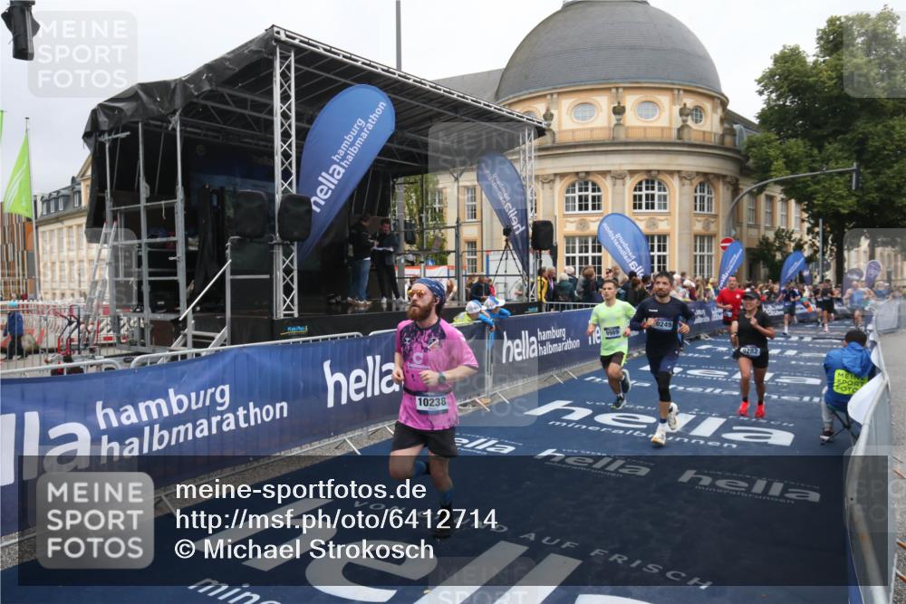 30.06.2024 - hella hamburg halbmarathon Michael Strokosch http://msf.ph/oto/6412714 30.06.2024 10:41:24 Ziel 5940, 6273, 6910, 7777, 9282, 9989, 10238, 10249, 11810, 12119, 13013, 13064 meine-sportfotos.de