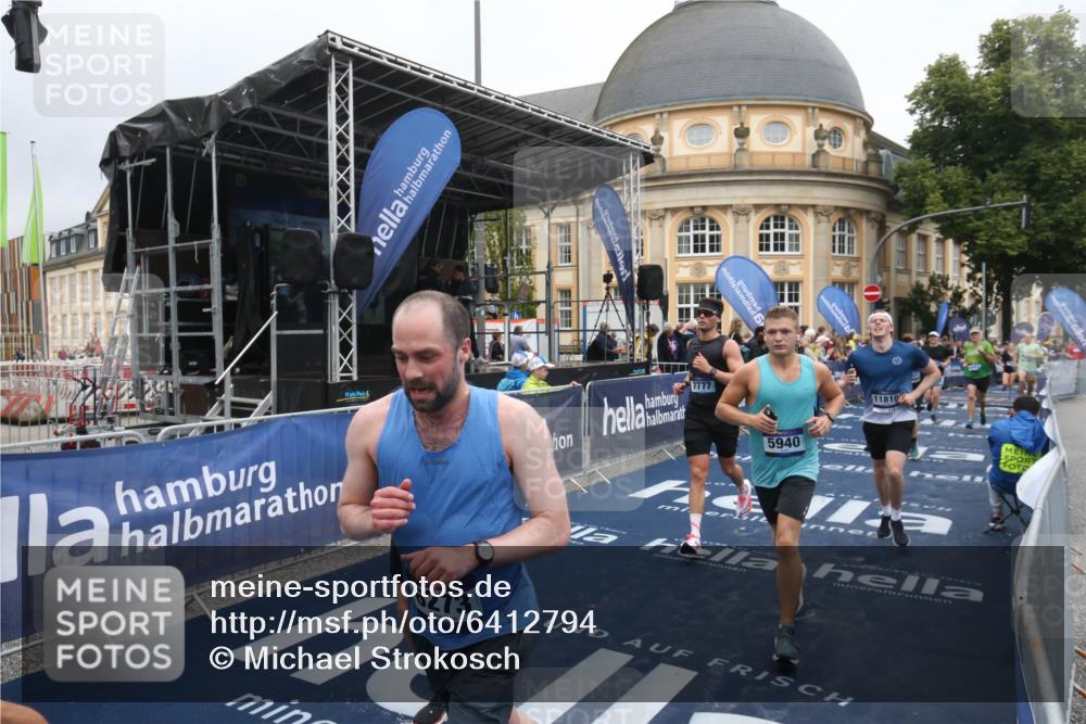 30.06.2024 - hella hamburg halbmarathon Michael Strokosch http://msf.ph/oto/6412794 30.06.2024 10:41:30 Ziel 2960, 5147, 5476, 5940, 6273, 6910, 7440, 7453, 7777, 7865, 9109, 9755, 10921, 11810, 12537, 13013, 13064 meine-sportfotos.de