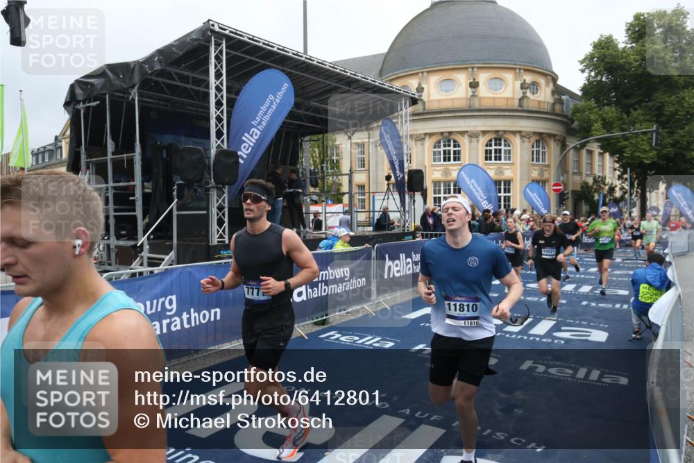 30.06.2024 - hella hamburg halbmarathon Michael Strokosch http://msf.ph/oto/6412801 30.06.2024 10:41:31 Ziel 2960, 5147, 5476, 5940, 6273, 6910, 7440, 7453, 7777, 7865, 9109, 9755, 10921, 11810, 12537, 13064 meine-sportfotos.de