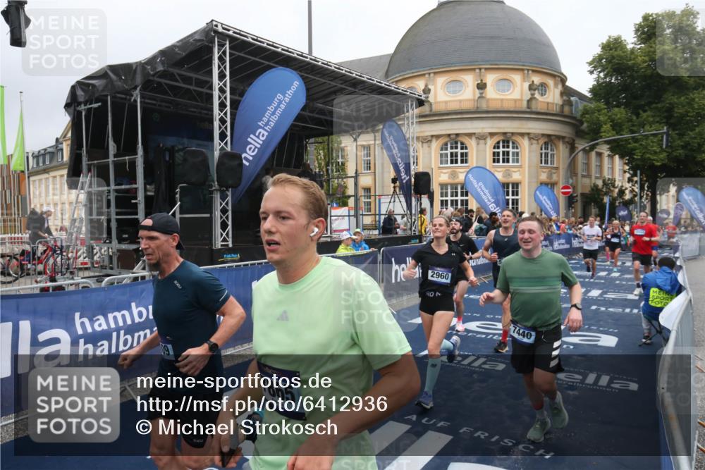 30.06.2024 - hella hamburg halbmarathon Michael Strokosch http://msf.ph/oto/6412936 30.06.2024 10:41:36 Ziel 1110, 2960, 4507, 5147, 5164, 5476, 7440, 7865, 8444, 9109, 9755, 10444, 10719 meine-sportfotos.de