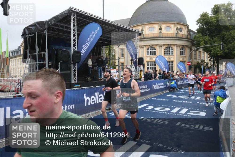 30.06.2024 - hella hamburg halbmarathon Michael Strokosch http://msf.ph/oto/6412964 30.06.2024 10:41:37 Ziel 1110, 2960, 4507, 5164, 5476, 7440, 7865, 8444, 9109, 9755, 10444, 10719 meine-sportfotos.de