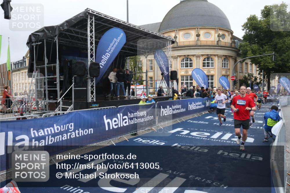 30.06.2024 - hella hamburg halbmarathon Michael Strokosch http://msf.ph/oto/6413005 30.06.2024 10:41:38 Ziel 713, 1110, 2960, 4507, 5164, 5476, 7440, 8444, 9109, 9755, 10444, 10719 meine-sportfotos.de