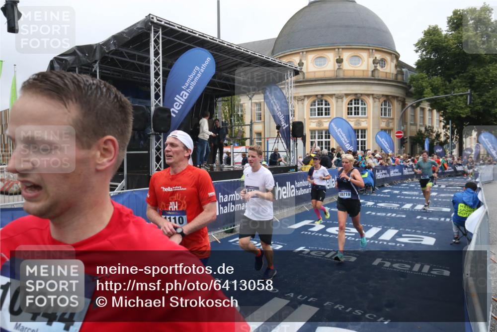 30.06.2024 - hella hamburg halbmarathon Michael Strokosch http://msf.ph/oto/6413058 30.06.2024 10:41:40 Ziel 713, 1110, 4507, 5164, 8444, 10444, 10719 meine-sportfotos.de