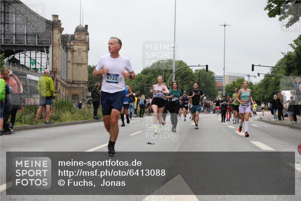 30.06.2024 - hella hamburg halbmarathon Fuchs,  Jonas http://msf.ph/oto/6413088 30.06.2024 11:12:39 20KM 958, 1336, 2196, 3133, 3135, 3400, 3615, 3800, 4436, 4442, 4455, 4593, 4654, 4852, 4876, 6262, 6391, 6722, 6956, 7202, 7580, 7850, 9170, 9437, 10037, 10290, 10402, 10434, 11009, 11661, 11824, 11854, 12488 meine-sportfotos.de