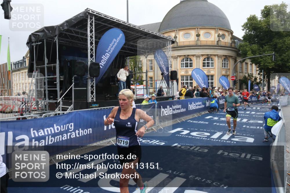 30.06.2024 - hella hamburg halbmarathon Michael Strokosch http://msf.ph/oto/6413151 30.06.2024 10:41:41 Ziel 713, 1110, 4507, 5164, 7435, 8444, 10444, 10719, 12305 meine-sportfotos.de