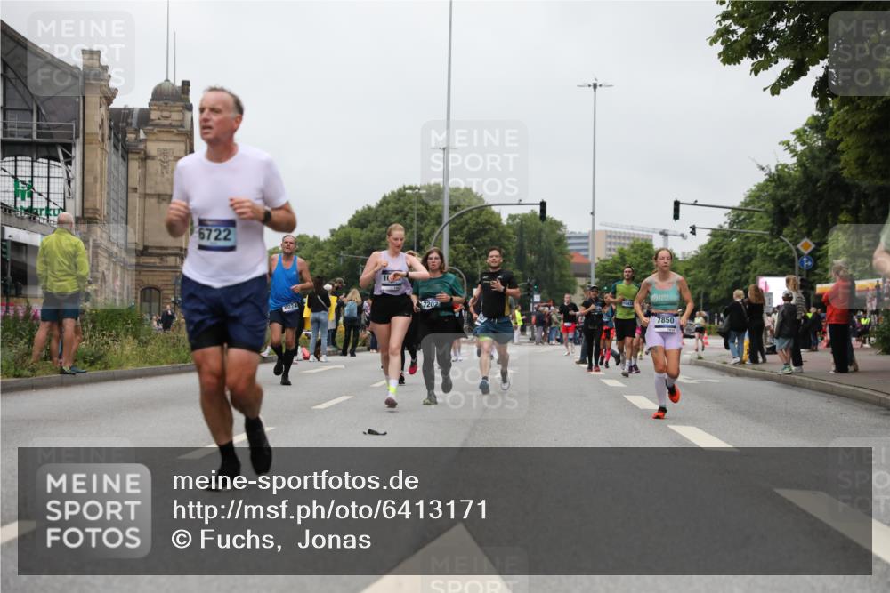 30.06.2024 - hella hamburg halbmarathon Fuchs,  Jonas http://msf.ph/oto/6413171 30.06.2024 11:12:40 20KM 958, 1336, 2196, 3133, 3135, 3400, 3615, 3800, 4436, 4442, 4455, 4593, 4654, 4852, 4876, 6262, 6391, 6722, 6956, 7202, 7580, 7850, 8024, 9170, 9437, 10037, 10290, 10402, 10434, 11009, 11661, 11824, 11854, 12488 meine-sportfotos.de