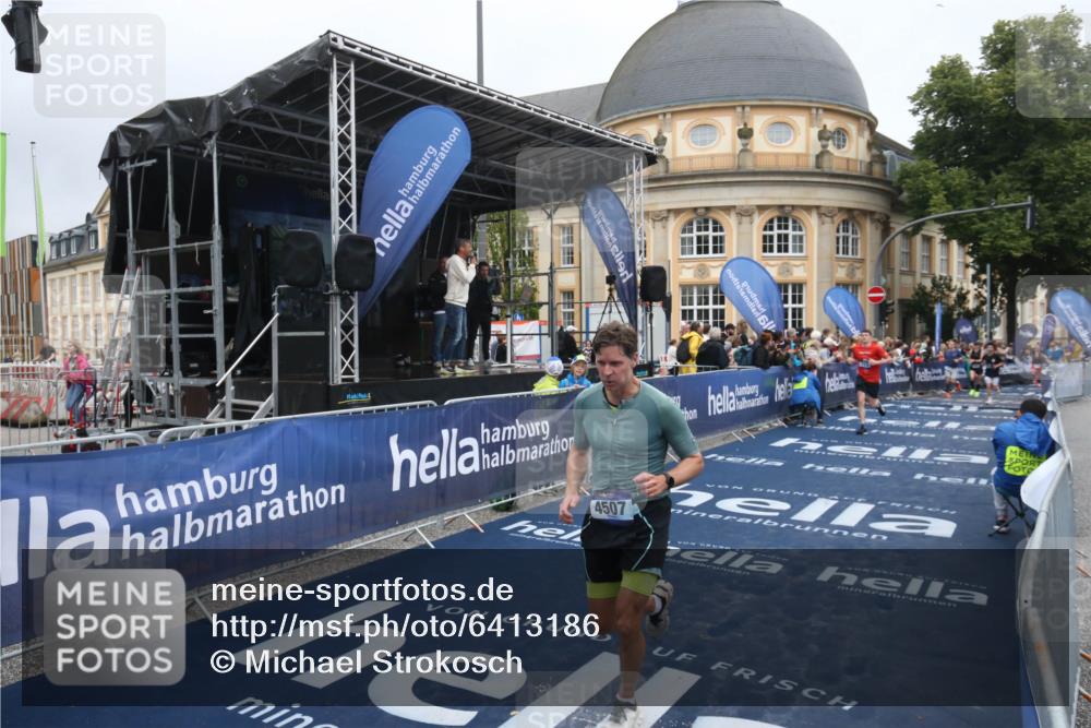 30.06.2024 - hella hamburg halbmarathon Michael Strokosch http://msf.ph/oto/6413186 30.06.2024 10:41:42 Ziel 713, 4507, 4935, 5164, 7435, 8444, 9106, 10719, 12305 meine-sportfotos.de