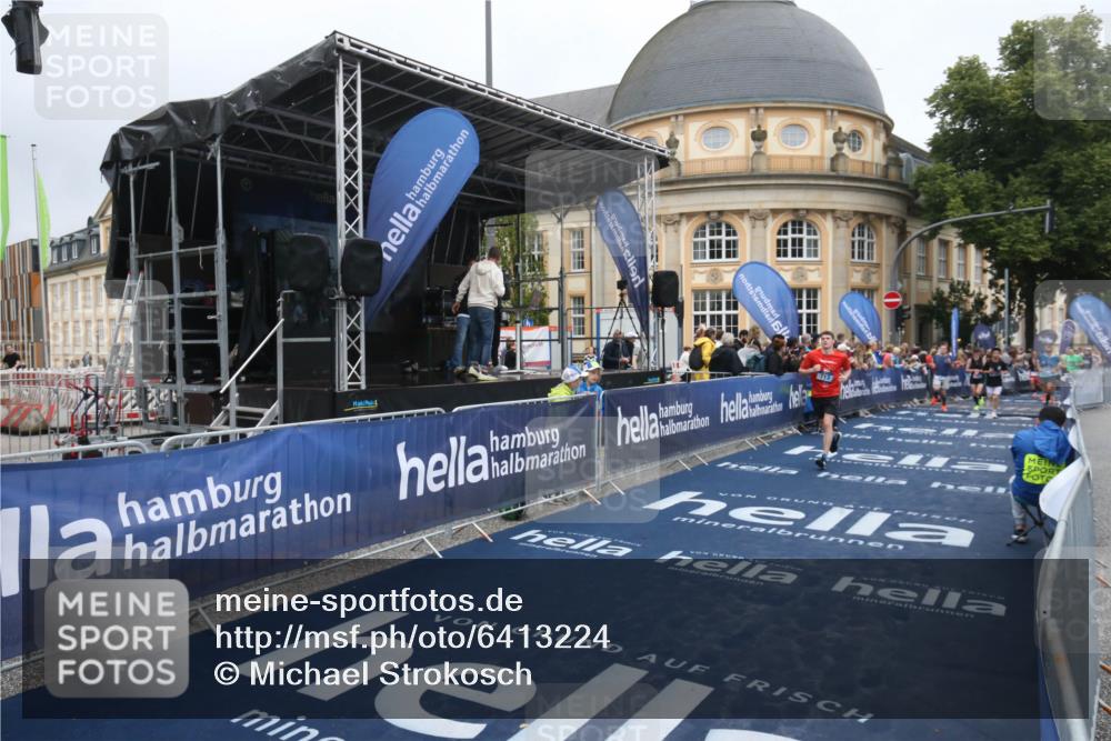 30.06.2024 - hella hamburg halbmarathon Michael Strokosch http://msf.ph/oto/6413224 30.06.2024 10:41:43 Ziel 713, 1144, 4507, 4935, 5164, 7435, 9106, 12305 meine-sportfotos.de