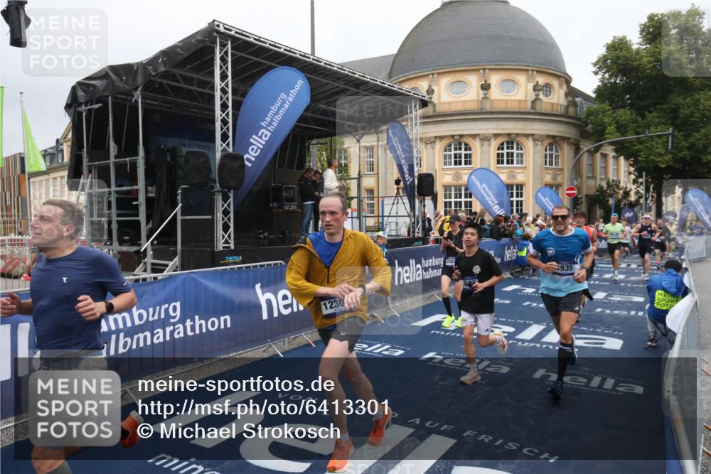 30.06.2024 - hella hamburg halbmarathon Michael Strokosch http://msf.ph/oto/6413301 30.06.2024 10:41:49 Ziel 1144, 1226, 3456, 4086, 4935, 7435, 8018, 8084, 8739, 9106, 10114, 10395, 11250, 11368, 12305, 13175 meine-sportfotos.de