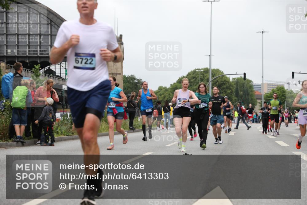30.06.2024 - hella hamburg halbmarathon Fuchs,  Jonas http://msf.ph/oto/6413303 30.06.2024 11:12:41 20KM 958, 1336, 2196, 3133, 3135, 3400, 3615, 3800, 4436, 4442, 4455, 4593, 4654, 4852, 4876, 6262, 6391, 6722, 6956, 7202, 7580, 7850, 8024, 9170, 9437, 10037, 10290, 10402, 10434, 11009, 11661, 11824, 11854, 12488 meine-sportfotos.de