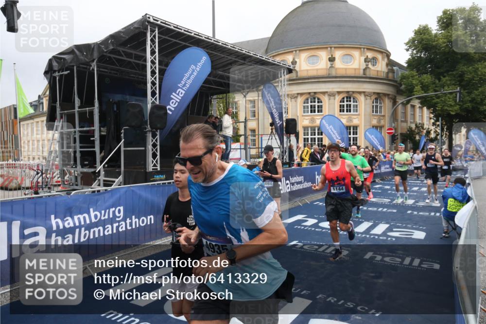 30.06.2024 - hella hamburg halbmarathon Michael Strokosch http://msf.ph/oto/6413329 30.06.2024 10:41:50 Ziel 1144, 1226, 3348, 3456, 4086, 4935, 7435, 8018, 8084, 8739, 9106, 10114, 10395, 11250, 11368, 12305, 13175 meine-sportfotos.de