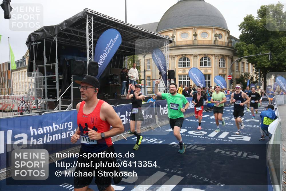 30.06.2024 - hella hamburg halbmarathon Michael Strokosch http://msf.ph/oto/6413354 30.06.2024 10:41:51 Ziel 1144, 1226, 3348, 3456, 4086, 4935, 8018, 8084, 8739, 9106, 10114, 10395, 11250, 11368, 13175 meine-sportfotos.de