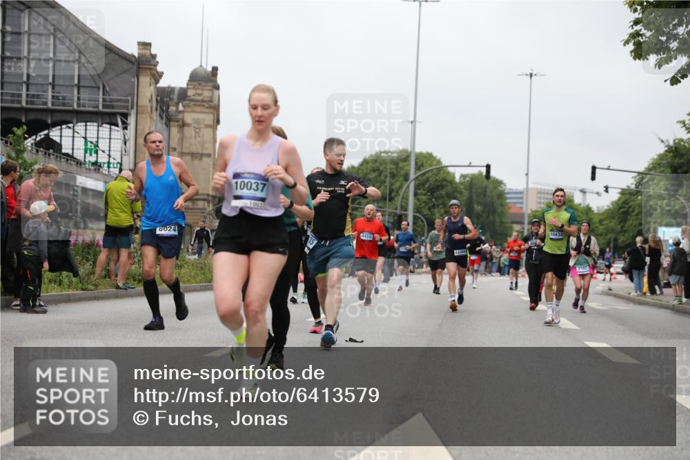 30.06.2024 - hella hamburg halbmarathon Fuchs,  Jonas http://msf.ph/oto/6413579 30.06.2024 11:12:43 20KM 958, 1336, 2196, 3133, 3135, 3400, 3615, 3651, 3800, 4436, 4442, 4455, 4593, 4852, 4876, 6262, 6391, 6722, 6956, 7202, 7580, 7850, 8024, 9170, 9437, 10037, 10290, 10402, 10434, 11009, 11661, 11824, 11854, 12488 meine-sportfotos.de