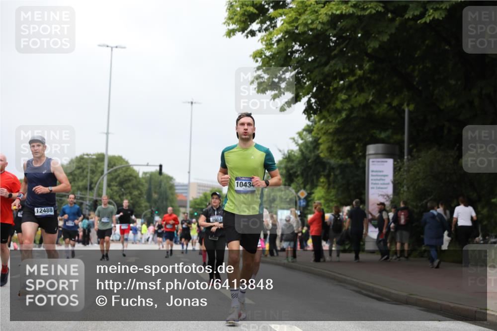 30.06.2024 - hella hamburg halbmarathon Fuchs,  Jonas http://msf.ph/oto/6413848 30.06.2024 11:12:46 20KM 958, 1336, 2182, 2196, 3133, 3135, 3400, 3556, 3615, 3651, 3800, 4436, 4442, 4455, 4852, 4876, 6262, 6391, 6722, 6956, 7202, 7580, 7850, 8024, 9083, 9170, 9437, 10037, 10402, 10434, 10462, 10518, 11009, 11661, 11736, 11824, 12488 meine-sportfotos.de