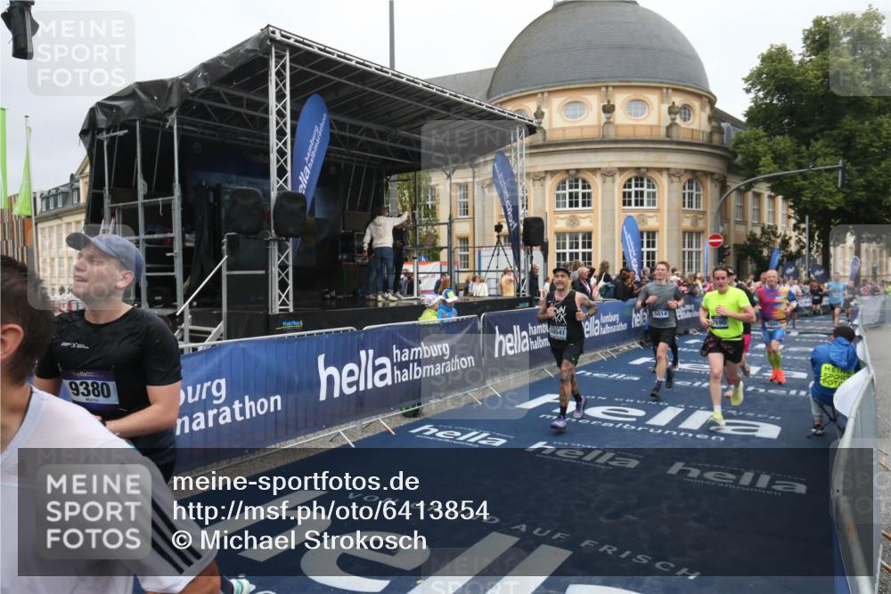 30.06.2024 - hella hamburg halbmarathon Michael Strokosch http://msf.ph/oto/6413854 30.06.2024 10:42:11 Ziel 1010, 1655, 1980, 2887, 4943, 5014, 7690, 9309, 9380, 9538, 10541, 11536, 12232, 13055 meine-sportfotos.de