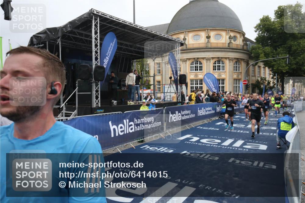 30.06.2024 - hella hamburg halbmarathon Michael Strokosch http://msf.ph/oto/6414015 30.06.2024 10:42:17 Ziel 675, 2887, 4943, 5900, 6448, 8802, 9570, 10200, 12198, 12219, 13055 meine-sportfotos.de