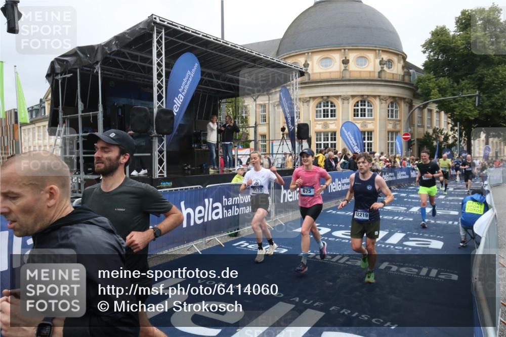 30.06.2024 - hella hamburg halbmarathon Michael Strokosch http://msf.ph/oto/6414060 30.06.2024 10:42:20 Ziel 675, 1544, 2275, 5900, 6448, 8802, 9570, 10122, 10200, 12198, 12219 meine-sportfotos.de