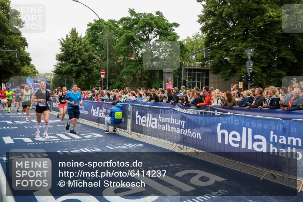 30.06.2024 - hella hamburg halbmarathon Michael Strokosch http://msf.ph/oto/6414237 30.06.2024 11:10:13 Ziel 553, 926, 962, 1371, 2653, 2873, 3067, 6662, 7934, 8051, 8485, 8909, 9075, 9608, 11185 meine-sportfotos.de