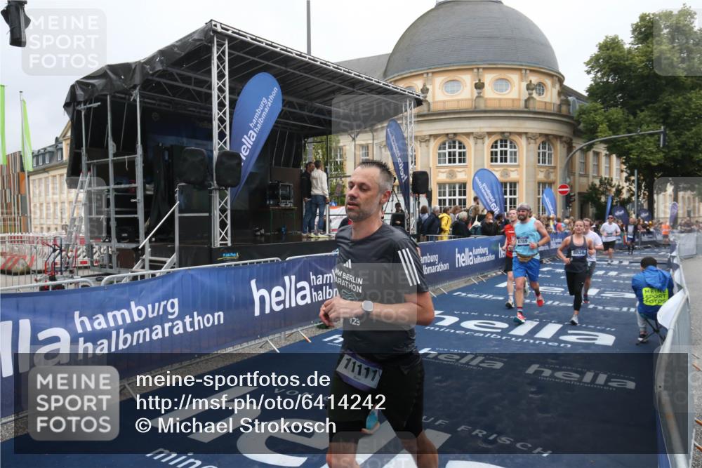 30.06.2024 - hella hamburg halbmarathon Michael Strokosch http://msf.ph/oto/6414242 30.06.2024 10:42:31 Ziel 2254, 6912, 7321, 8789, 8836, 11004, 11023, 11111 meine-sportfotos.de