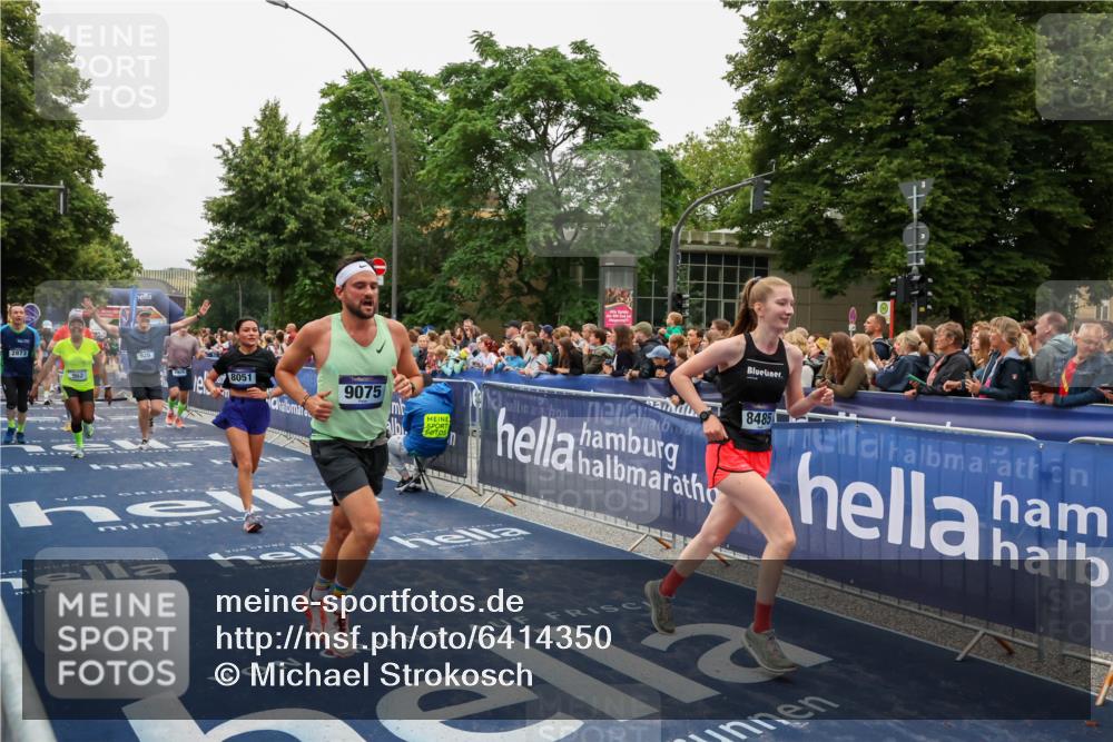 30.06.2024 - hella hamburg halbmarathon Michael Strokosch http://msf.ph/oto/6414350 30.06.2024 11:10:16 Ziel 926, 962, 1371, 2653, 2873, 2930, 2931, 4491, 5643, 6662, 7934, 8051, 8485, 8909, 9075 meine-sportfotos.de