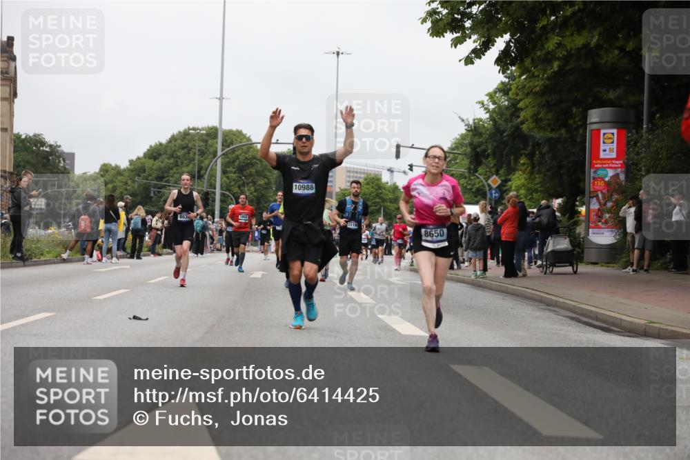 30.06.2024 - hella hamburg halbmarathon Fuchs,  Jonas http://msf.ph/oto/6414425 30.06.2024 11:12:56 20KM 1924, 2182, 3133, 3135, 3400, 3556, 3651, 3800, 4455, 6583, 6722, 6725, 6900, 7202, 7580, 7810, 7850, 8024, 8339, 8634, 8650, 9083, 10037, 10105, 10434, 10462, 10518, 10988, 11198, 11426, 11736, 12488 meine-sportfotos.de