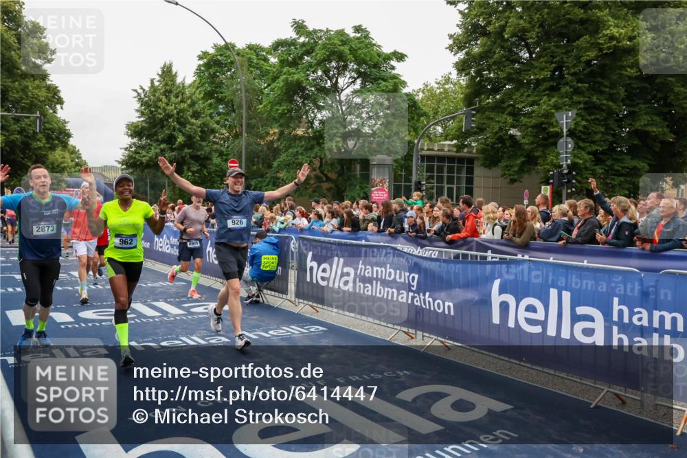 30.06.2024 - hella hamburg halbmarathon Michael Strokosch http://msf.ph/oto/6414447 30.06.2024 11:10:18 Ziel 926, 962, 1371, 2873, 2930, 2931, 3808, 3845, 4491, 5643, 7934, 8051, 8485, 8909, 9075, 11664 meine-sportfotos.de