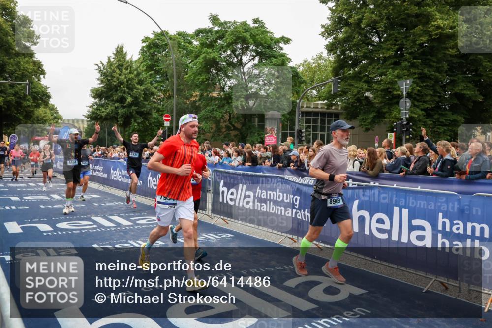 30.06.2024 - hella hamburg halbmarathon Michael Strokosch http://msf.ph/oto/6414486 30.06.2024 11:10:20 Ziel 926, 962, 1371, 2873, 2930, 2931, 3808, 3845, 4491, 5643, 7014, 7934, 8149, 8909, 10302, 11395, 11664 meine-sportfotos.de