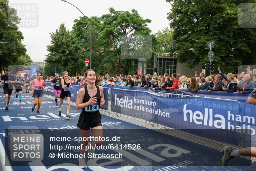 30.06.2024 - hella hamburg halbmarathon Michael Strokosch http://msf.ph/oto/6414526 30.06.2024 11:10:23 Ziel 2584, 2930, 2931, 3351, 3808, 3845, 4491, 5643, 7014, 8149, 10302, 11273, 11274, 11395, 11664, 13212 meine-sportfotos.de