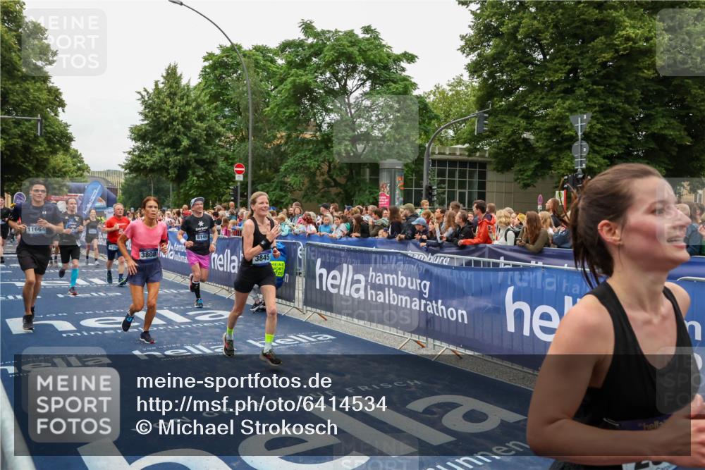 30.06.2024 - hella hamburg halbmarathon Michael Strokosch http://msf.ph/oto/6414534 30.06.2024 11:10:24 Ziel 2584, 2720, 2930, 3351, 3808, 3845, 4491, 5643, 7014, 8149, 9462, 10302, 11273, 11274, 11395, 11664, 11856, 13212 meine-sportfotos.de