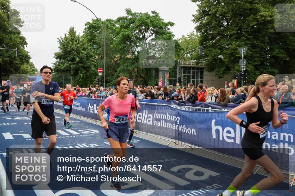 30.06.2024 - hella hamburg halbmarathon Michael Strokosch http://msf.ph/oto/6414557 30.06.2024 11:10:25 Ziel 2584, 2720, 2930, 3351, 3808, 3845, 5032, 5643, 7014, 8149, 8450, 9195, 9462, 10302, 11273, 11274, 11395, 11664, 11856, 13212 meine-sportfotos.de