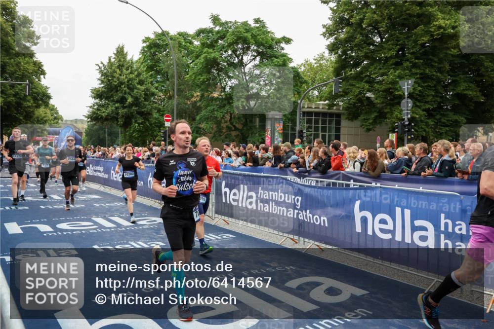30.06.2024 - hella hamburg halbmarathon Michael Strokosch http://msf.ph/oto/6414567 30.06.2024 11:10:26 Ziel 2584, 2720, 3351, 3808, 3845, 5032, 6348, 7014, 8149, 8450, 9195, 9462, 10302, 10566, 11273, 11274, 11395, 11664, 11856, 13212 meine-sportfotos.de