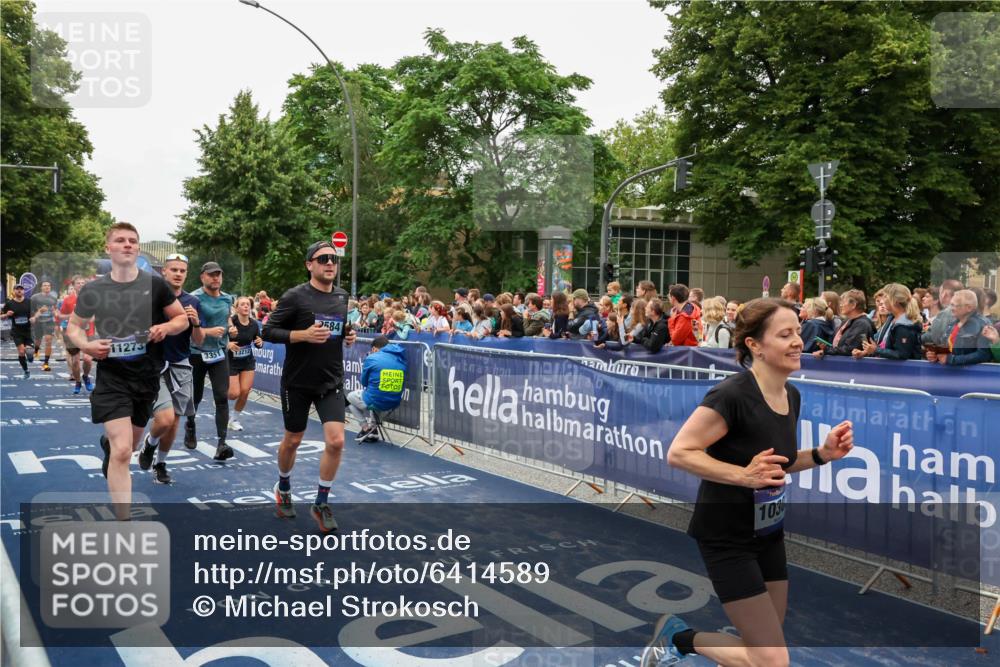 30.06.2024 - hella hamburg halbmarathon Michael Strokosch http://msf.ph/oto/6414589 30.06.2024 11:10:28 Ziel 2584, 2720, 3351, 5032, 6348, 7014, 8149, 8450, 9195, 9462, 10302, 10566, 11007, 11273, 11274, 11395, 11856, 13212 meine-sportfotos.de