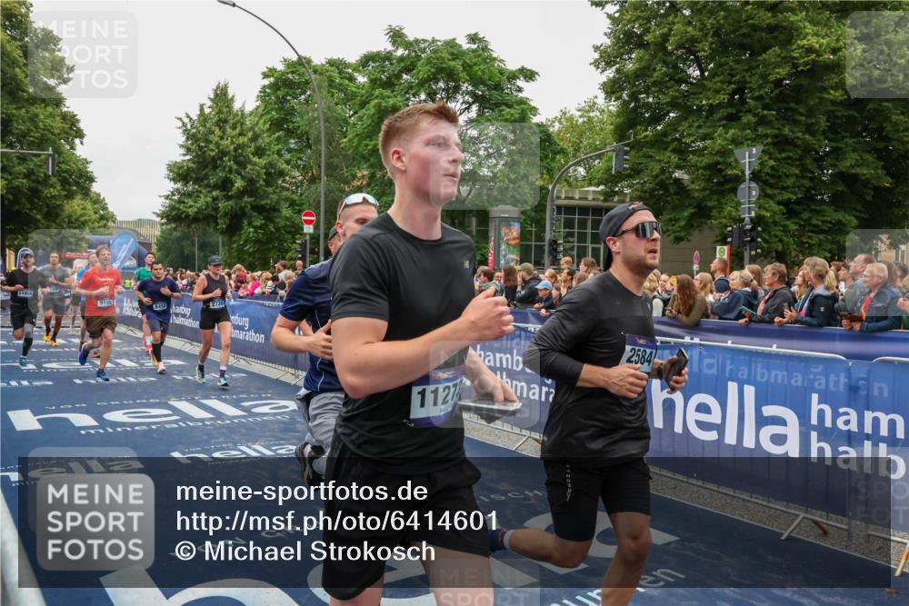 30.06.2024 - hella hamburg halbmarathon Michael Strokosch http://msf.ph/oto/6414601 30.06.2024 11:10:29 Ziel 2377, 2584, 2720, 3351, 5032, 6348, 8450, 9195, 9462, 10038, 10302, 10566, 11007, 11273, 11274, 11395, 11856, 13212, 13378 meine-sportfotos.de