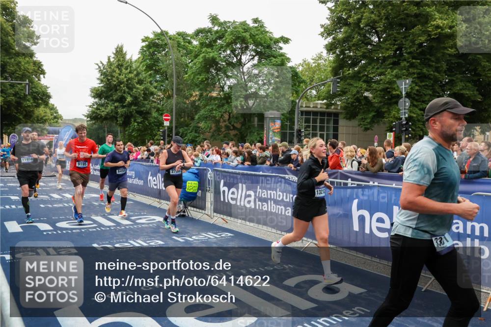 30.06.2024 - hella hamburg halbmarathon Michael Strokosch http://msf.ph/oto/6414622 30.06.2024 11:10:30 Ziel 1456, 2377, 2584, 2720, 3351, 5032, 6348, 8450, 9195, 9462, 10038, 10566, 11007, 11273, 11274, 11856, 13212, 13378 meine-sportfotos.de