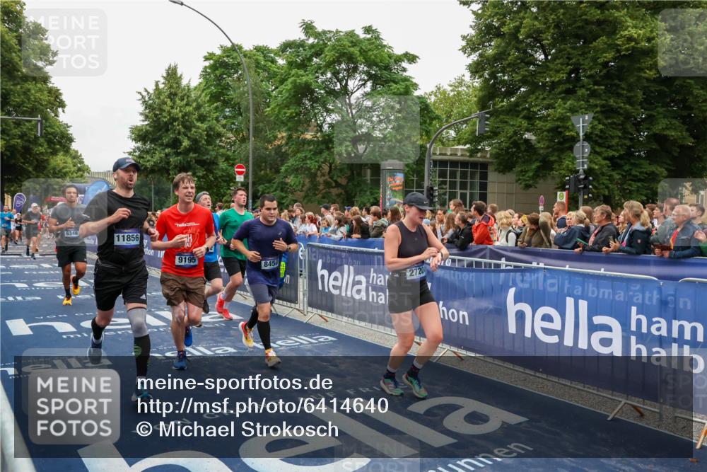 30.06.2024 - hella hamburg halbmarathon Michael Strokosch http://msf.ph/oto/6414640 30.06.2024 11:10:31 Ziel 1456, 2377, 2584, 2720, 3351, 5032, 6348, 8450, 9195, 9462, 10038, 10398, 10566, 11007, 11274, 11856, 13212, 13378 meine-sportfotos.de