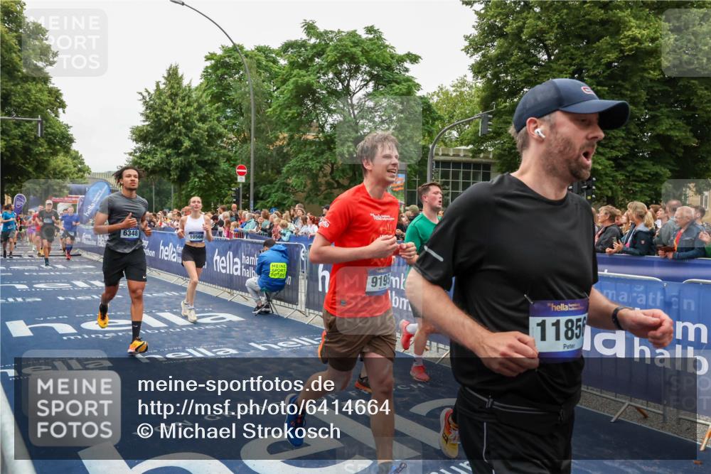 30.06.2024 - hella hamburg halbmarathon Michael Strokosch http://msf.ph/oto/6414664 30.06.2024 11:10:32 Ziel 1456, 2377, 2720, 5032, 6348, 6829, 8450, 9195, 9415, 9462, 10038, 10398, 10566, 11007, 11359, 11856, 13212, 13378 meine-sportfotos.de